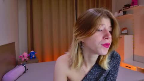 Snapshot of bella_amoury chatting on October 24, 11:45 pm Bella online show from October 24, 11:45 pm