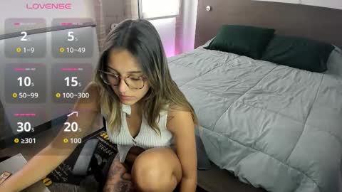Snapshot of bella_blue_ chatting on October 15, 6:32 pm bella_blue_ online show from October 15, 6:32 pm