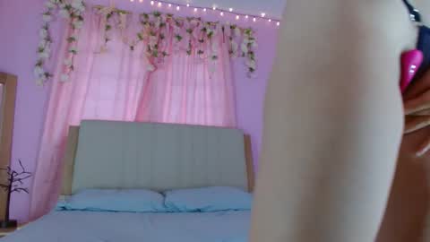 Snapshot of bella_gentle chatting on February 23, 9:22 pm bella_gentle online show from February 23, 9:22 pm
