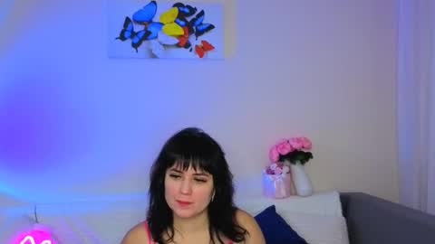 Snapshot of bella_hillss chatting on October 8, 7:29 pm Bella online show from October 8, 7:29 pm