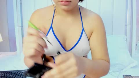 Snapshot of bella_miia_ chatting on October 17, 1:25 pm Mia online show from October 17, 1:25 pm