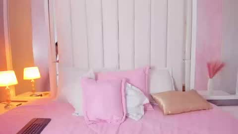 Snapshot of bella_miia_ chatting on September 27, 2:24 pm Mia online show from September 27, 2:24 pm