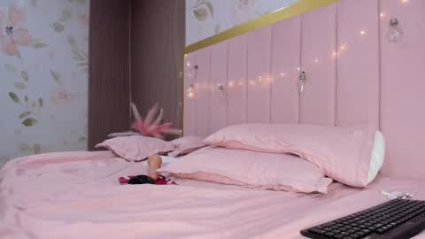 Snapshot of bella_miia_ chatting on September 12, 4:58 pm Mia online show from September 12, 4:58 pm
