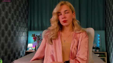 Snapshot of bella_stewartt chatting on September 15, 12:08 am Bella online show from September 15, 12:08 am