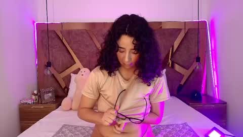 Bella Swwan  online show from May 30, 8:38 pm
