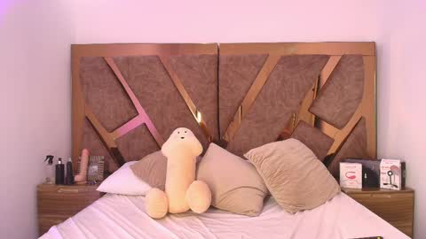 Bella Swwan  online show from April 7, 5:26 pm