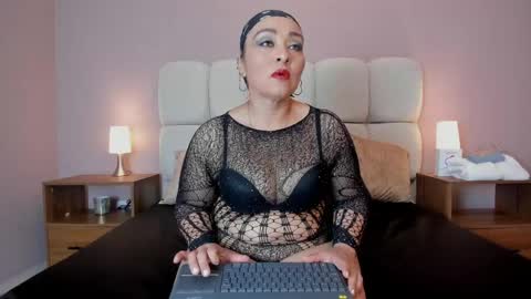 bella_vesper online show from May 17, 11:20 am