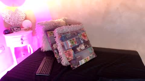 bellarooux online show from April 7, 12:18 pm