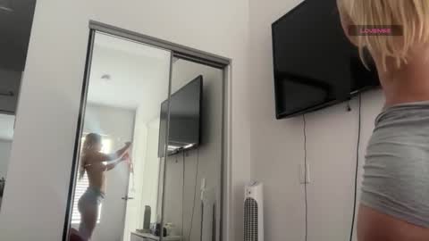 Isabella Ryder online show from December 19, 10:57 pm