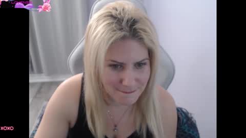 Snapshot of bellastar84 chatting on October 8, 12:53 pm Starr40 online show from October 8, 12:53 pm