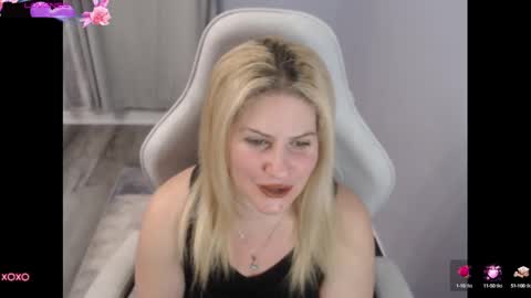 Snapshot of bellastar84 chatting on October 14, 10:51 am Starr40 online show from October 14, 10:51 am