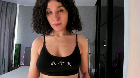 Snapshot of bemby_pam chatting on December 15, 6:40 am A girl from your dreams online show from December 15, 6:40 am