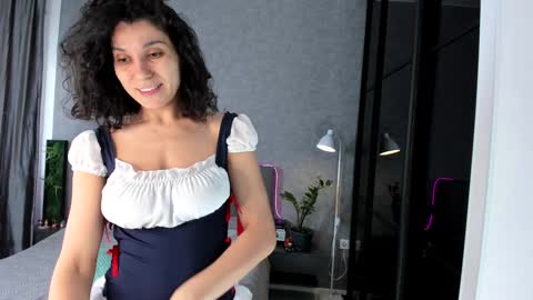 Snapshot of bemby_pam chatting on February 8, 6:22 am A girl from your dreams online show from February 8, 6:22 am