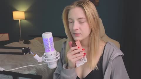 Alice online show from December 12, 7:37 pm