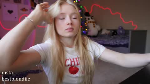 Snapshot of bestblondiiecb chatting on December 21, 5:29 pm Chloe Next stream on Friday online show from December 21, 5:29 pm