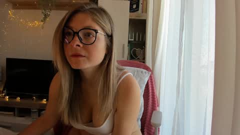 Vicky   online show from December 12, 8:03 am