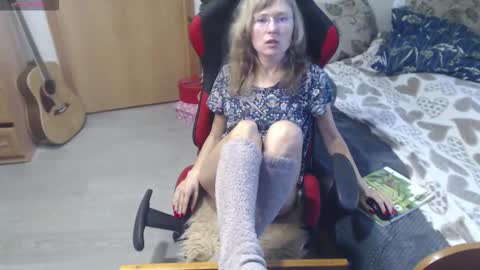 Snapshot of bettyburns chatting on October 4, 7:14 am Betty online show from October 4, 7:14 am
