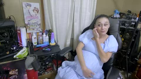 Snapshot of bettyofthedead chatting on September 26, 12:08 am Betty of the Dead online show from September 26, 12:08 am