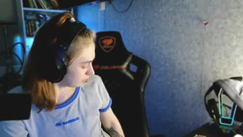 beverly_yay online show from April 22, 9:56 pm