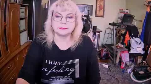 Snapshot of beverlyqcynia chatting on September 19, 12:04 pm BeverlyQCynia online show from September 19, 12:04 pm