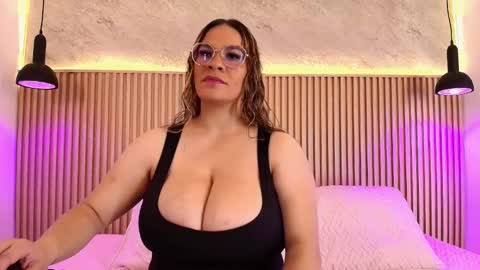 Snapshot of big_tits_in_your_face chatting on October 15, 4:53 pm Tell me Sophia  online show from October 15, 4:53 pm