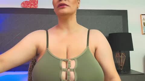 Snapshot of big_tits_in_your_face chatting on December 28, 7:54 pm Tell me Sophia  online show from December 28, 7:54 pm