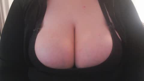 Snapshot of bigbittiesandfun chatting on January 20, 8:09 am bigbittiesandfun online show from January 20, 8:09 am