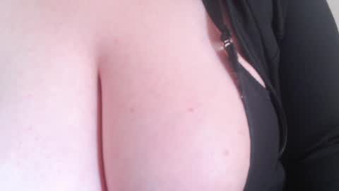 Snapshot of bigbittiesandfun chatting on January 28, 5:24 pm bigbittiesandfun online show from January 28, 5:24 pm