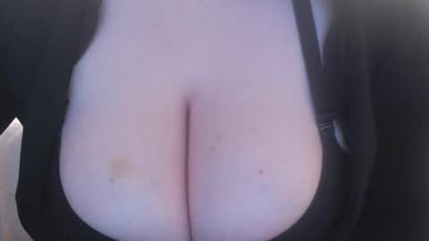 Snapshot of bigbittiesandfun chatting on December 22, 10:06 am bigbittiesandfun online show from December 22, 10:06 am