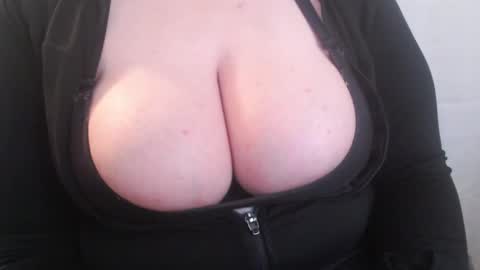 Snapshot of bigbittiesandfun chatting on February 5, 8:57 pm bigbittiesandfun online show from February 5, 8:57 pm