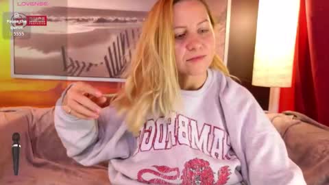 Snapshot of bigboobsarri chatting on October 16, 8:11 pm BigBoobsArri online show from October 16, 8:11 pm