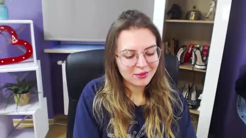 Snapshot of blackrosezoey chatting on December 22, 7:44 am Z O E Y online show from December 22, 7:44 am