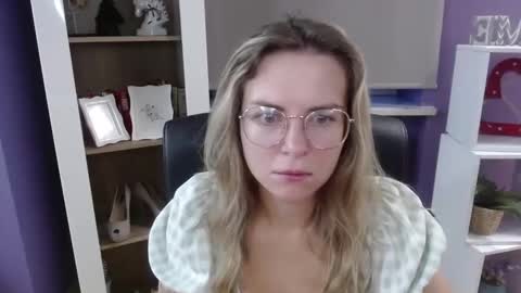 Snapshot of blackrosezoey chatting on October 2, 5:01 am Z O E Y online show from October 2, 5:01 am