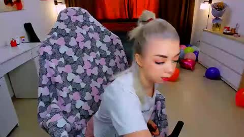 Snapshot of blinkofeyess chatting on February 12, 7:55 am Nicole online show from February 12, 7:55 am