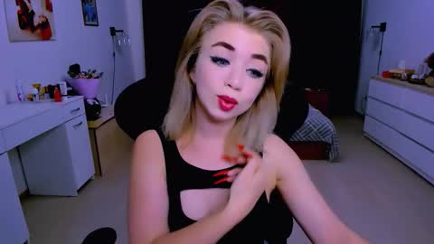 Snapshot of blinkofeyess chatting on September 27, 12:34 pm Nicole online show from September 27, 12:34 pm