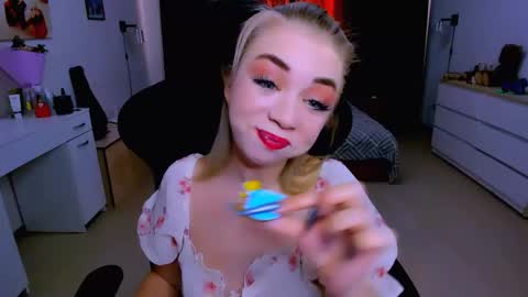 Snapshot of blinkofeyess chatting on October 3, 7:35 am Nicole online show from October 3, 7:35 am