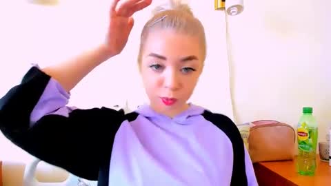 Snapshot of blinkofeyess chatting on February 24, 11:52 am Nicole online show from February 24, 11:52 am