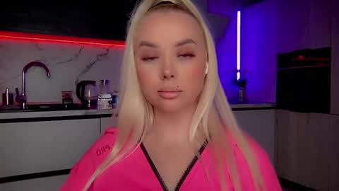 Snapshot of blond_diamond chatting on January 25, 7:28 am Lana online show from January 25, 7:28 am
