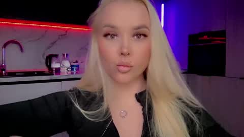 Snapshot of blond_diamond chatting on February 20, 6:24 pm Lana online show from February 20, 6:24 pm