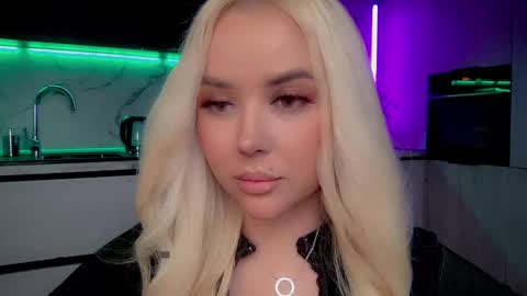 Snapshot of blond_diamond chatting on February 24, 10:02 am Lana online show from February 24, 10:02 am