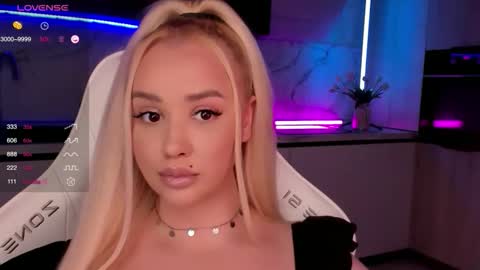 Snapshot of blond_diamond chatting on October 19, 8:49 am Lana online show from October 19, 8:49 am