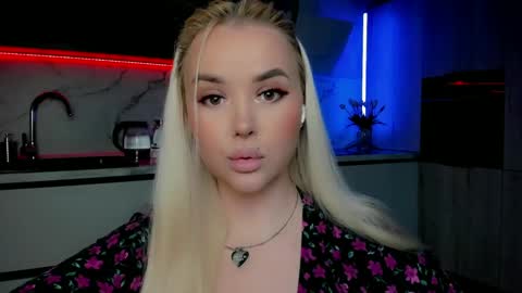 Snapshot of blond_diamond chatting on January 14, 3:32 am Lana online show from January 14, 3:32 am