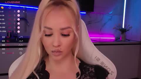 Snapshot of blond_diamond chatting on October 16, 7:11 am Lana online show from October 16, 7:11 am