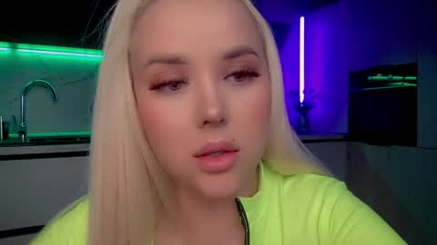 Snapshot of blond_diamond chatting on February 21, 4:29 am Lana online show from February 21, 4:29 am