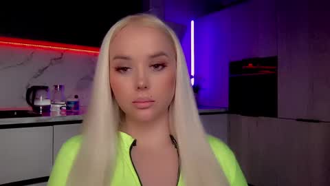 Snapshot of blond_diamond chatting on January 18, 6:24 am Lana online show from January 18, 6:24 am