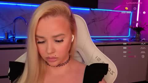 Snapshot of blond_diamond chatting on September 13, 9:01 pm Lana online show from September 13, 9:01 pm