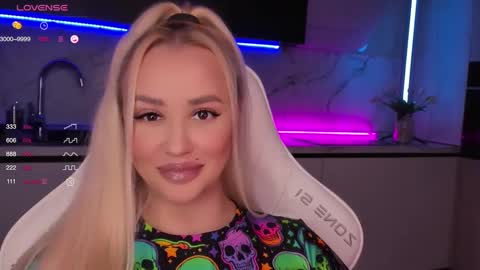 Snapshot of blond_diamond chatting on October 5, 9:14 am Lana online show from October 5, 9:14 am
