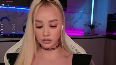 Snapshot of blond_diamond chatting on September 23, 11:52 am Lana online show from September 23, 11:52 am
