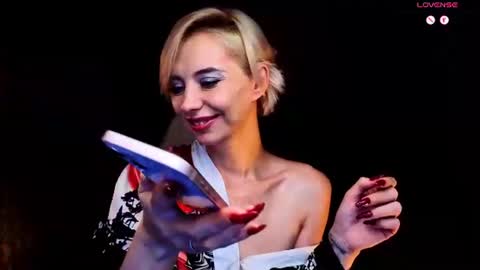 blond_ice_ann online show from August 3, 9:09 pm