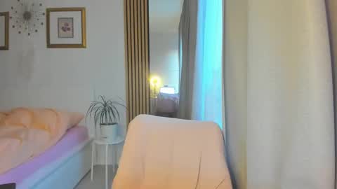 Snapshot of blonde_angel20 chatting on February 9, 5:50 am Nicole online show from February 9, 5:50 am